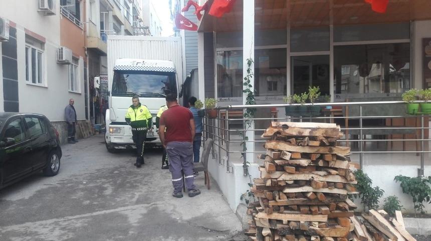 Kamyonu durdurmak isterken duvarla araç arasında kaldı