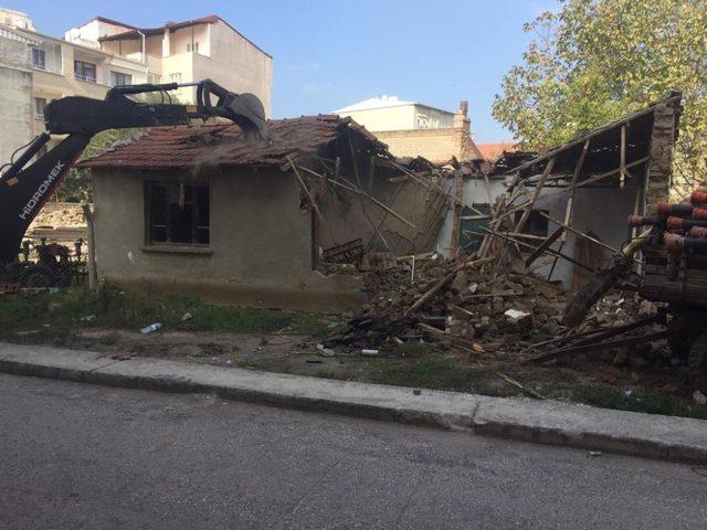 Karacabey’de metruk binalar yıkılıyor 1
