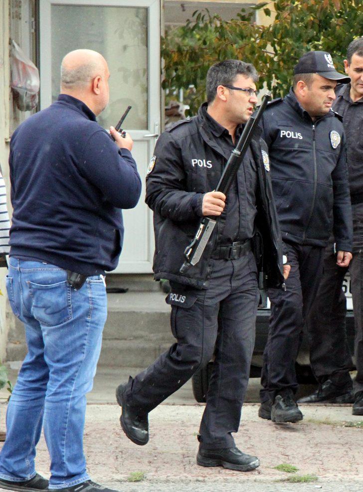 Pompalıyla icra görevlilerine direndi, Emniyet Müdürü ikna etti G3