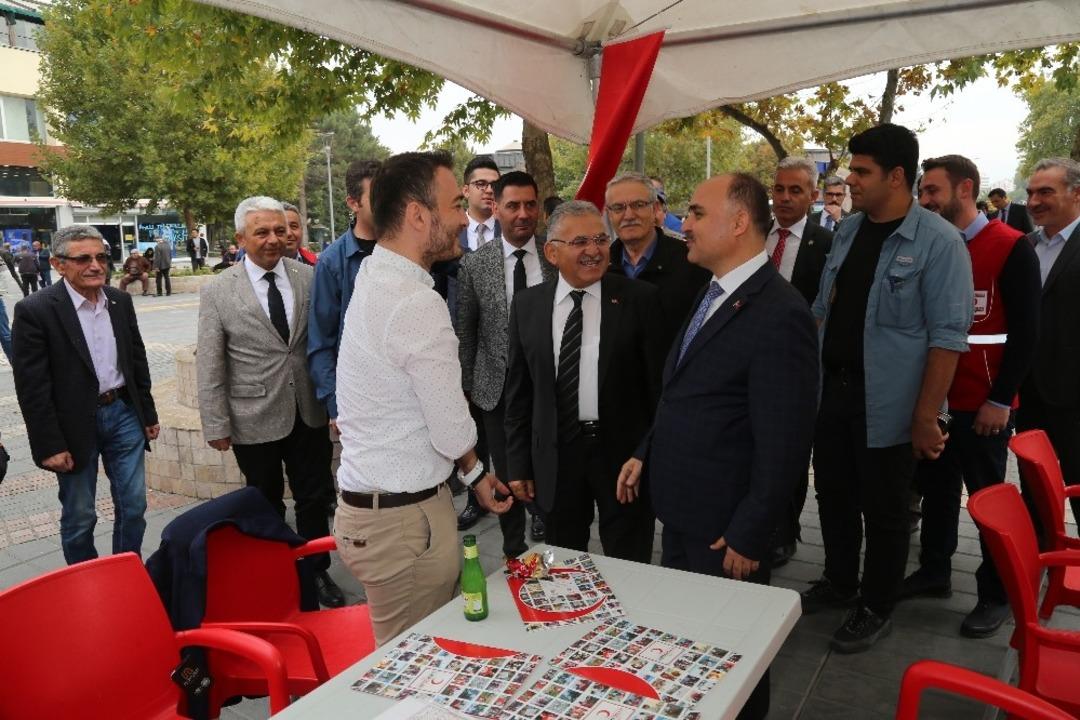 Vali G&uuml;naydın Kızılay&rsquo;ın Kan Bağış Standını Ziyaret Etti