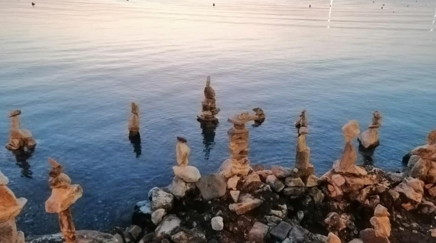 Sanat&ccedil;ı gen&ccedil;ten yer &ccedil;ekimi ile taş dengeleme