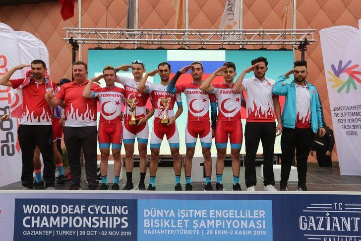 Dünya İşitme Engelliler Bisiklet Şampiyonası yol yarışmasıyla devam etti G1