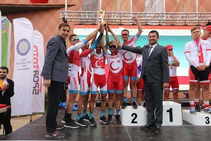 Dünya İşitme Engelliler Bisiklet Şampiyonası yol yarışmasıyla devam etti G4