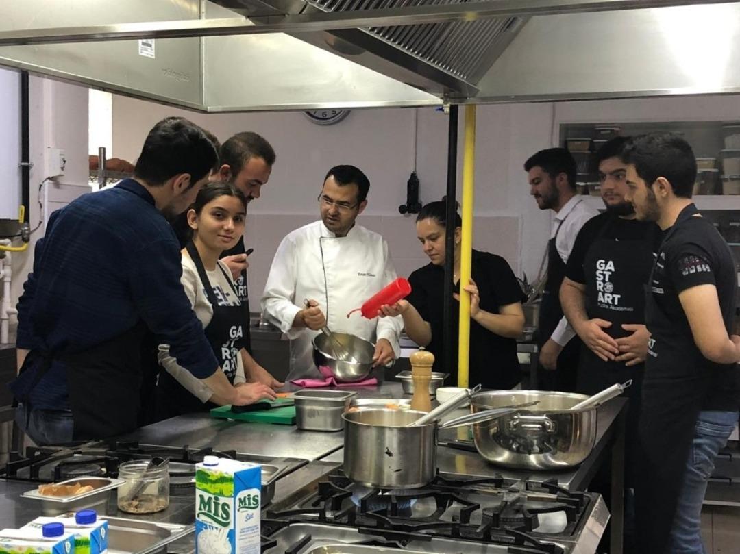 OM&Uuml;&rsquo;de usta &ouml;ğreticiler ders ve iş başında