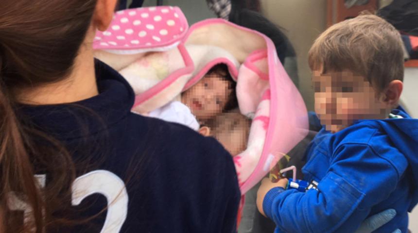 1,5 aylık ikizler ile 2 yaşındaki kız, apartman girişine terk edildi