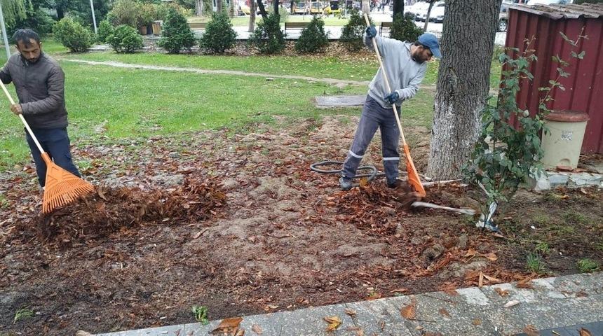 Belediye ekipleri İn&ouml;n&uuml; parkında temizlik yapıldı