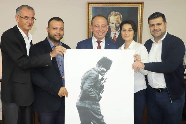 Çöpe bırakılan Atatürk portresini makam odasına astı G3