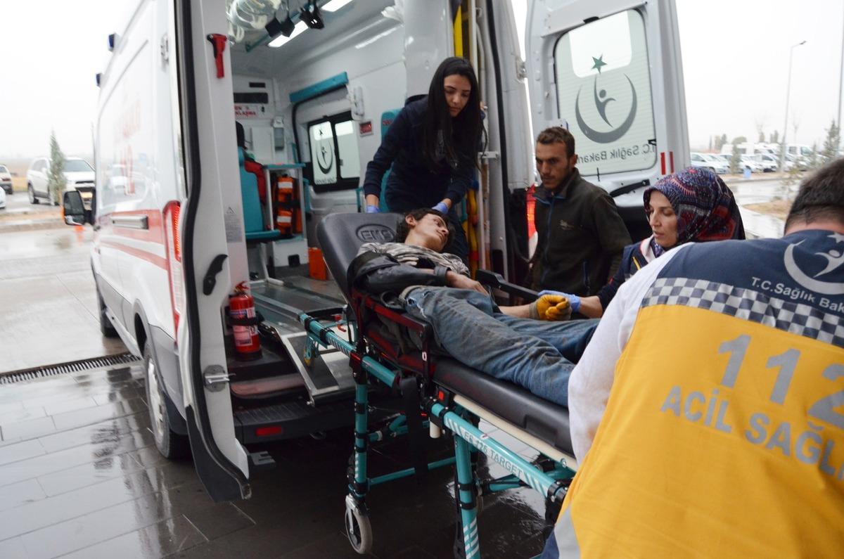 Trafonun kablolarını s&ouml;kmek isteyen &ccedil;ift&ccedil;i, akıma kapıldı