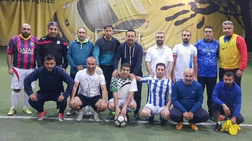 Edremit Belediyesi yöneticileri ve gazeteciler arasında dostluk maçı