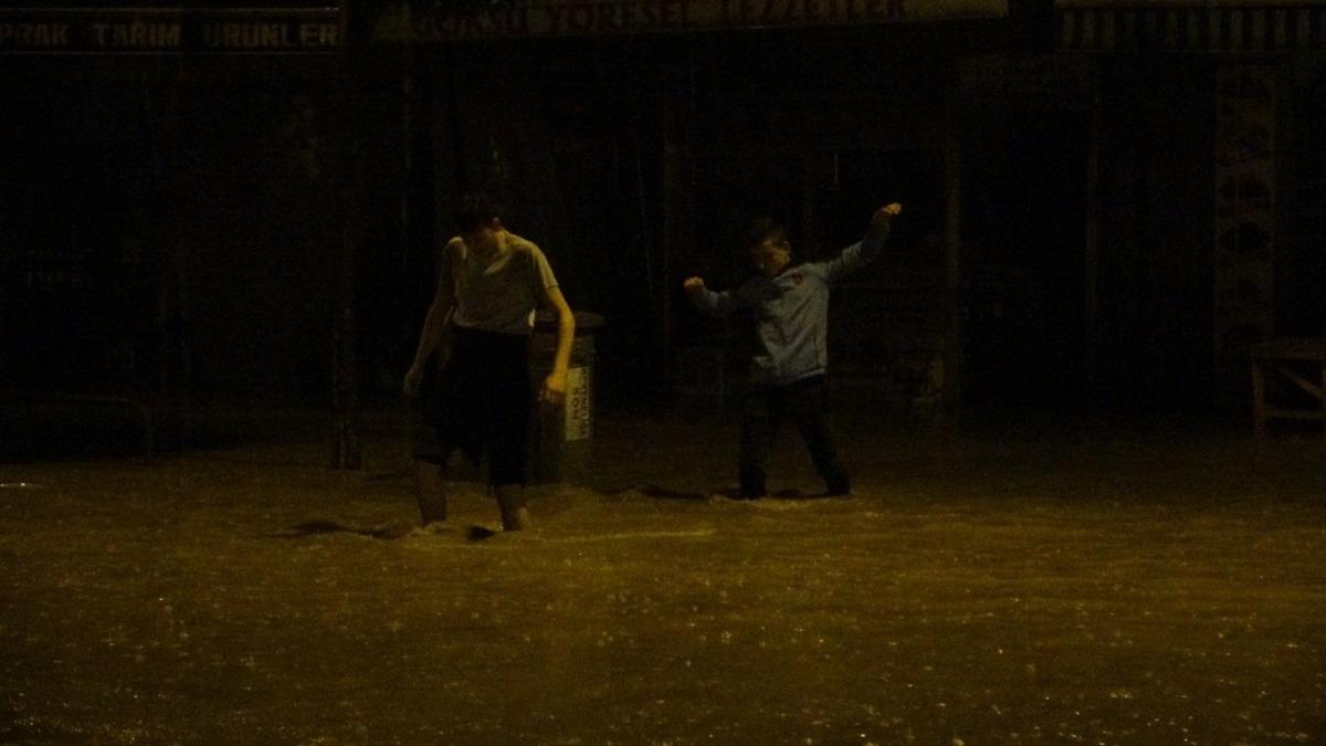 Trabzon&rsquo;da şiddetli yağış! &Ccedil;ok sayıda d&uuml;kkanı su bastı