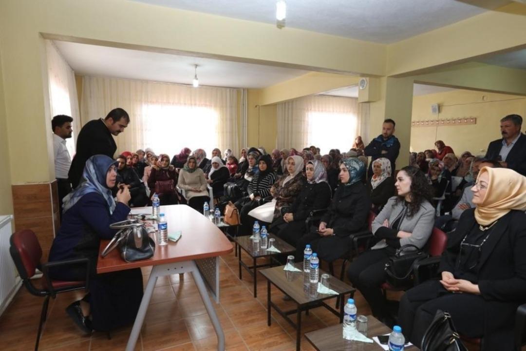 Vali Bilmez&rsquo;in eşi Meral Bilmez &rsquo;G&ouml;n&uuml;lden G&ouml;n&uuml;le Dost Sohbeti&rsquo;ne katıldı