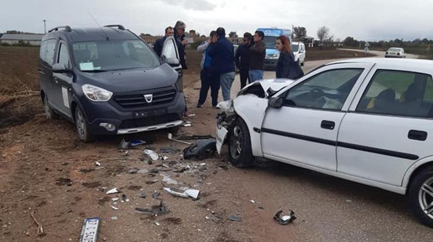 Kamu g&ouml;revlerini taşıyan ara&ccedil; kaza yaptı: 1 yaralı
