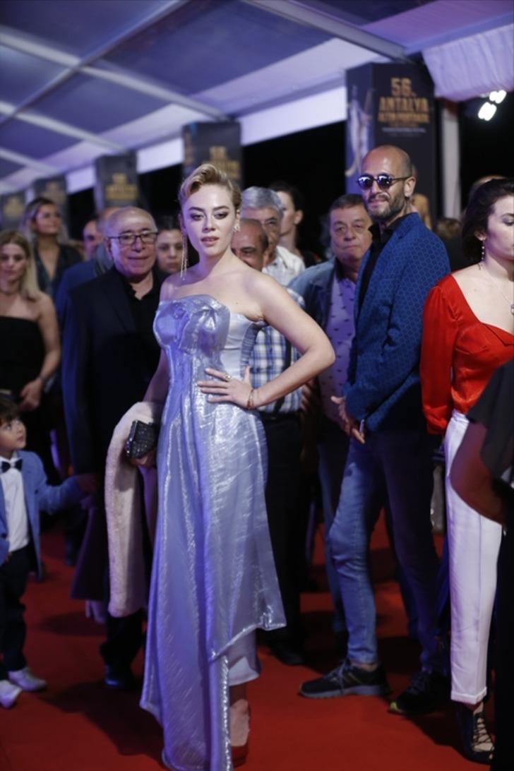 Altın Portakal'da 'Kırmızı Halı' şıklığı! Ünlü isimler göz kamaştırdı G2