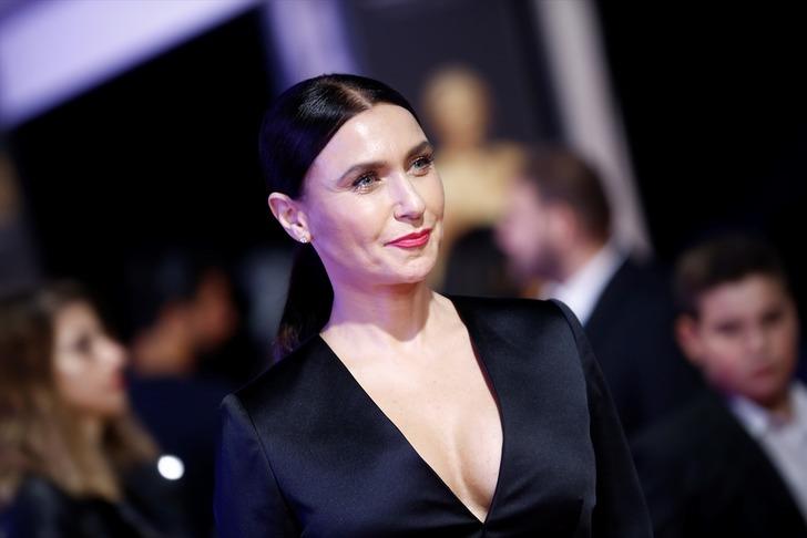 Altın Portakal'da 'Kırmızı Halı' şıklığı! Ünlü isimler göz kamaştırdı G4