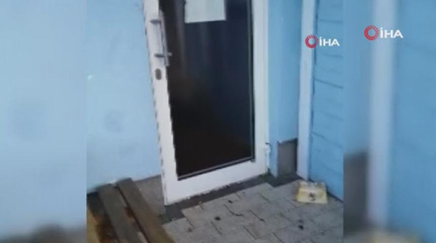 Köln’de camiye çirkin saldırı! Kapıya dışkı sürdüler!