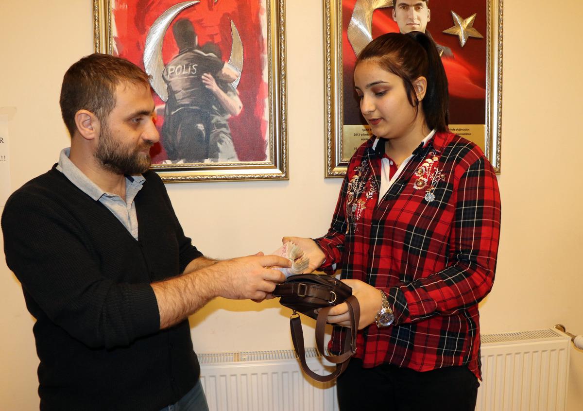 Lise &ouml;ğrencisi Nazlıcan, yolda bulduğu 18 bin TL'yi sahibine teslim etti