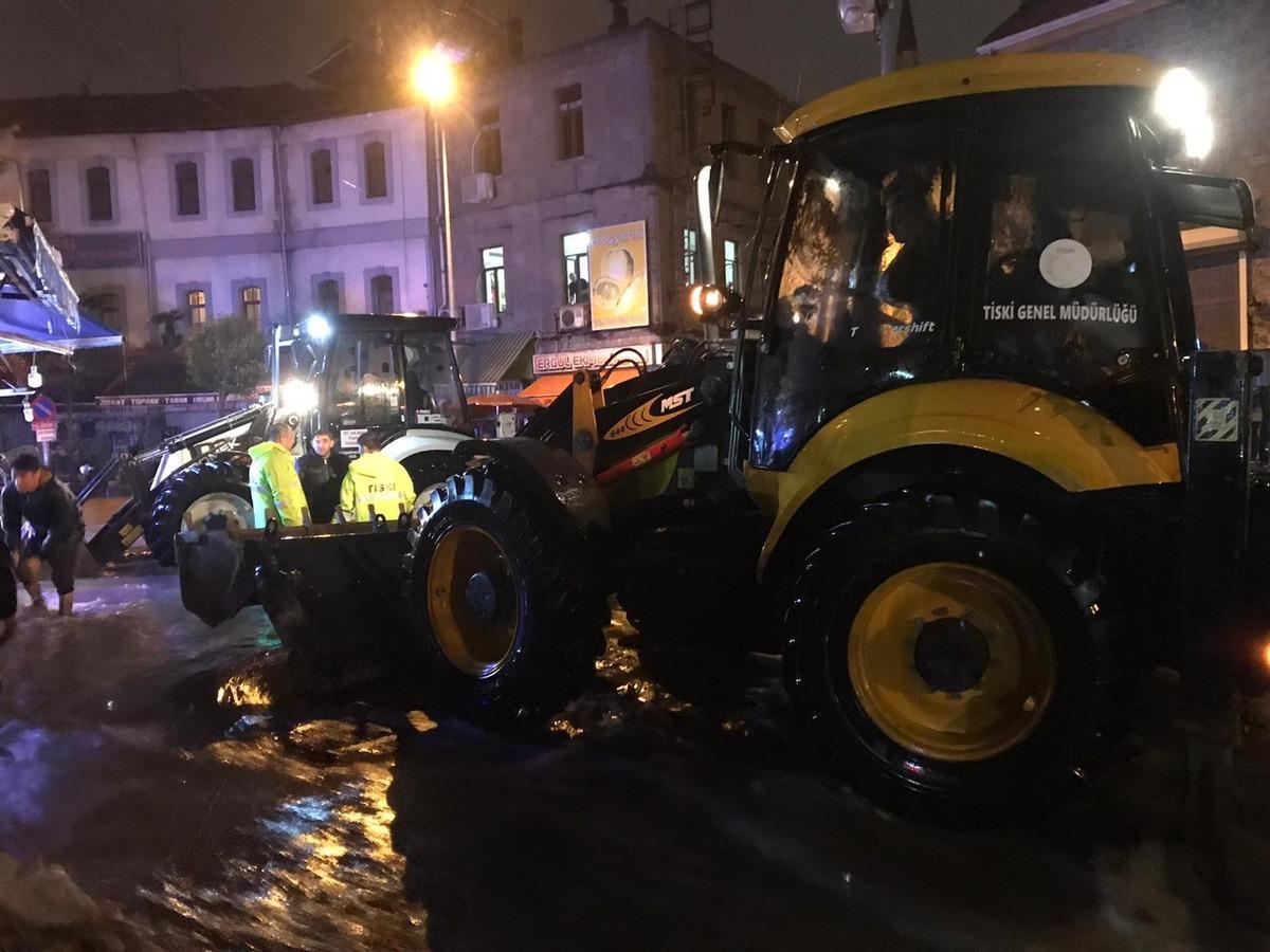 Trabzon'u sağanak yağış vurdu! Dere taştı, su yolları bastı!