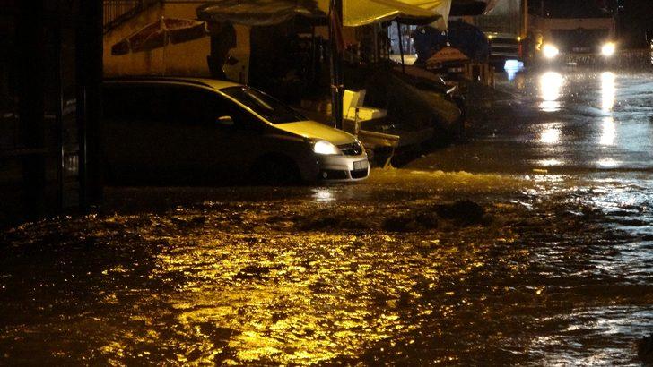 Trabzon'u sağanak yağış vurdu! Dere taştı, su yolları bastı! G2