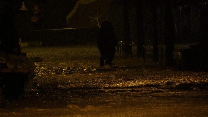 Trabzon'u sağanak yağış vurdu! Dere taştı, su yolları bastı! G3