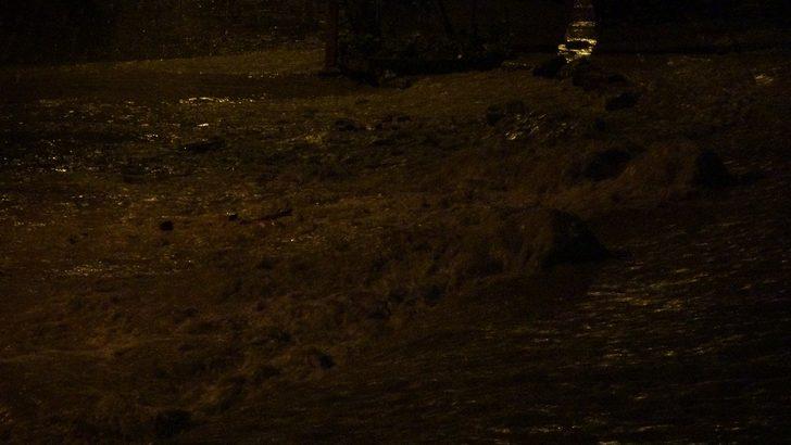 Trabzon'u sağanak yağış vurdu! Dere taştı, su yolları bastı! G4