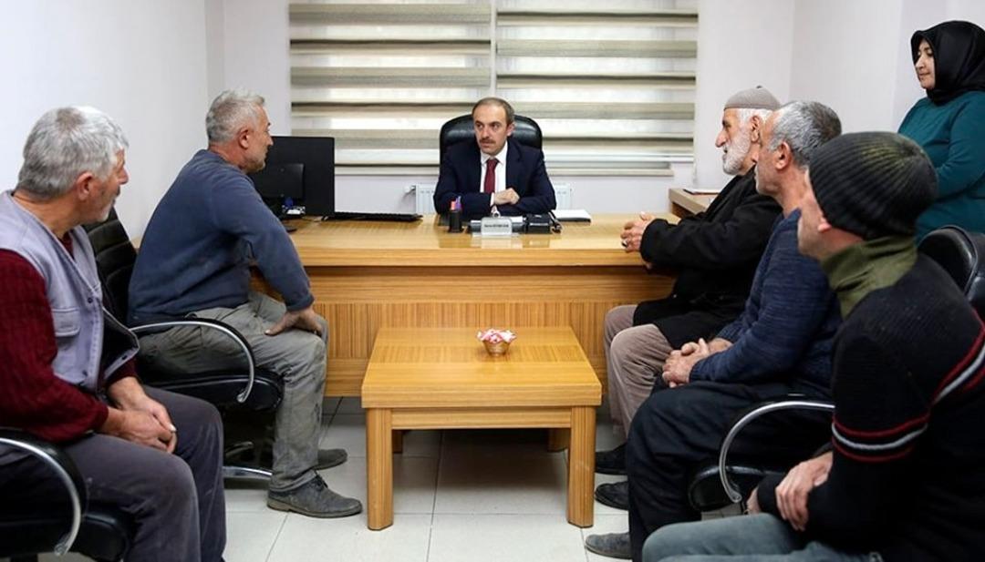 Vali Epcim yangında evleri zarar g&ouml;ren vatandaşlarla bir araya geldi