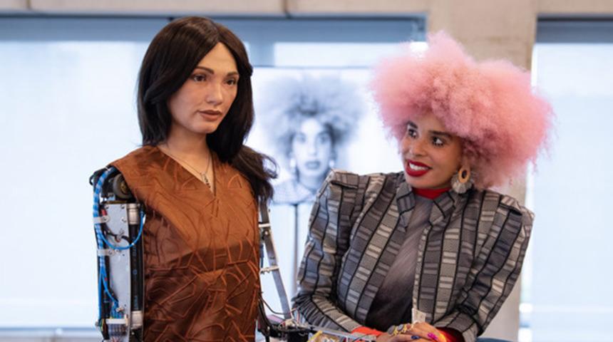 Dünyanın ilk yapay zeka sanatçısı şimdi de o çalışmaya katıldı!