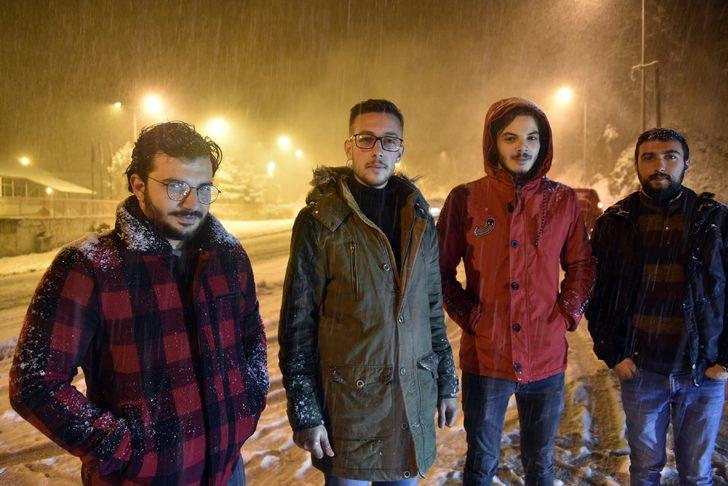 Zigana’da kar yağdı, vatandaşlar kar topu ve horon oynadı G4