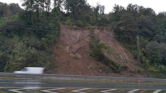 Rize’nin Pazar ilçesinde dün akşam yaşanan heyelanın ardından yol çamurdan temizlendi