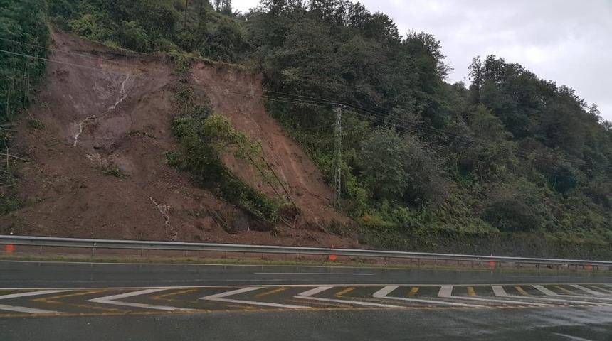Rize’nin Pazar ilçesinde dün akşam yaşanan heyelanın ardından yol çamurdan temizlendi