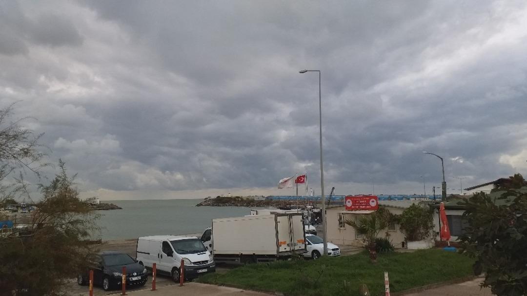 Karadeniz kabardı, dalgalar sahili kapladı