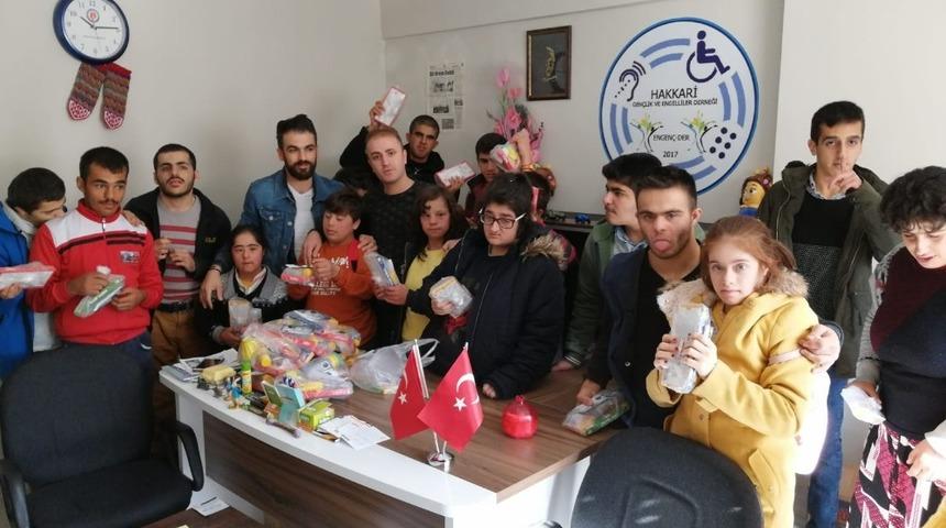 Hakkari&rsquo;de &ouml;zel gereksinimli &ccedil;ocuklara kırtasiye yardımı