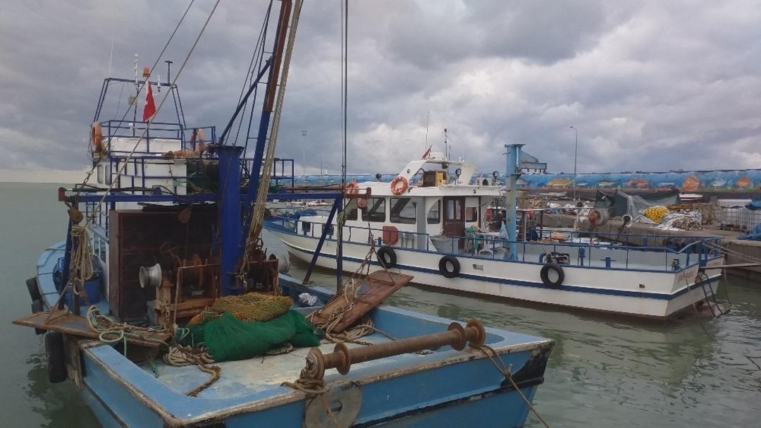 Karadenizli balık&ccedil;ılar k&ouml;t&uuml; hava koşulları ve balık yokluğundan limana demirledi
