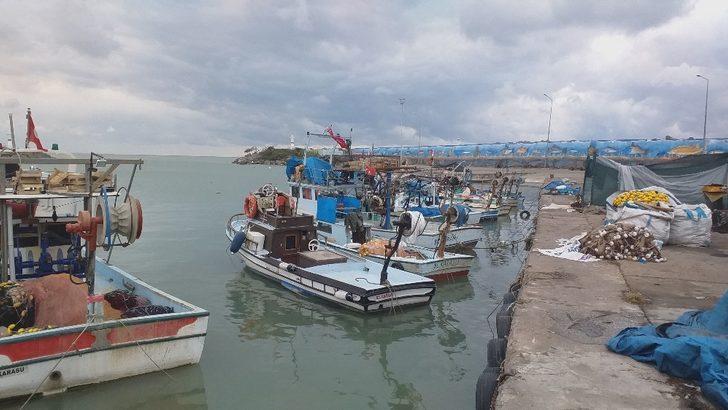 Karadenizli balıkçılar kötü hava koşulları ve balık yokluğundan limana demirledi G3
