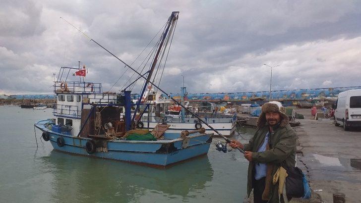 Karadenizli balıkçılar kötü hava koşulları ve balık yokluğundan limana demirledi G5