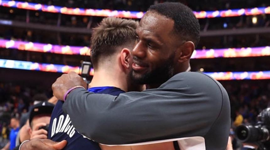 Tarihi performansların sergilendiği maçta kazanan Lakers