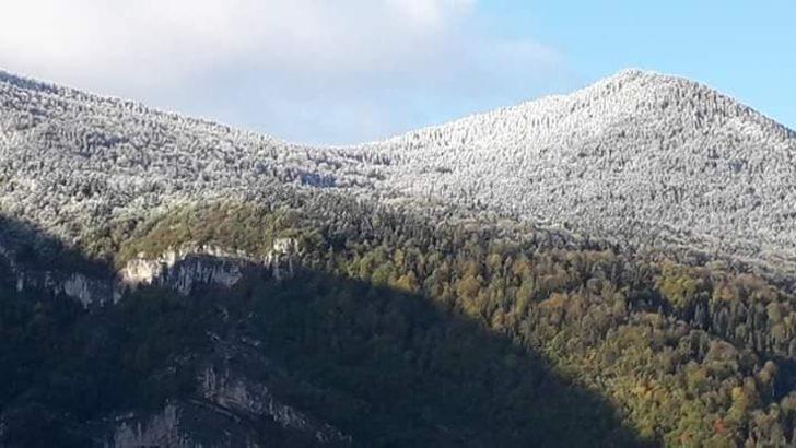 Mevsimin ilk karı düşen Hacıağaç Dağı’nda kartpostallık görüntü G2