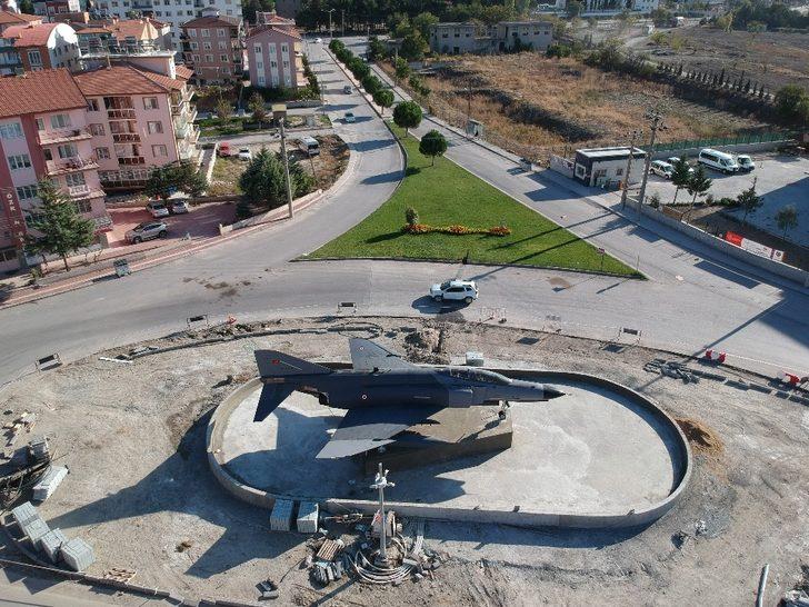 İlk kadın şehit pilot Ayfer Gök’ün ismi, F-4 Fantom uçağı yerleştirilen kavşakla ölümsüzleşecek G1