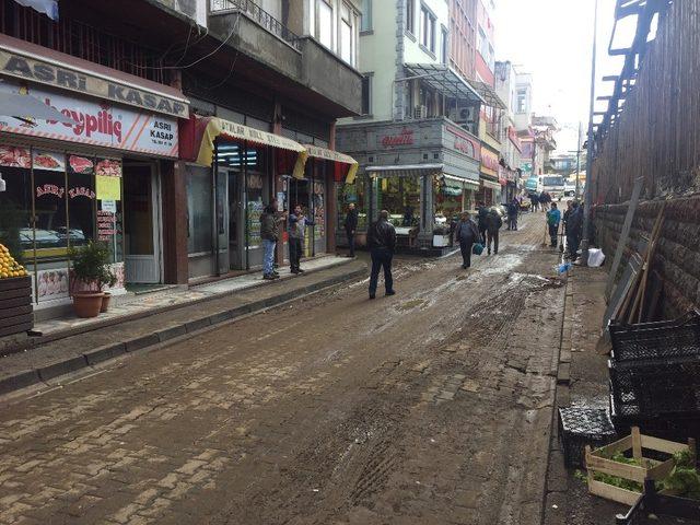 Trabzon’daki şiddetli yağışın ardından iş yerlerindeki ve sokaklardaki temizlik çalışmaları sürüyor