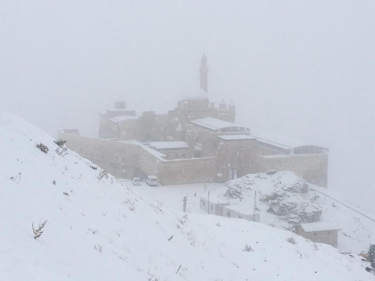 Tarihi İshak Paşa Sarayı beyaza b&uuml;r&uuml;nd&uuml;
