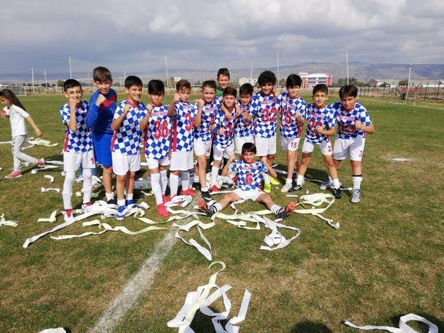 Milli futbolculardan Anadolu Üniversitesi U-12 takımına tebrik mesajı