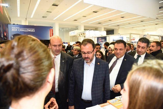 Gençlik ve Spor Bakanı Dr. Kasapoğlu, Anadolu Üniversitesi standını ziyaret etti