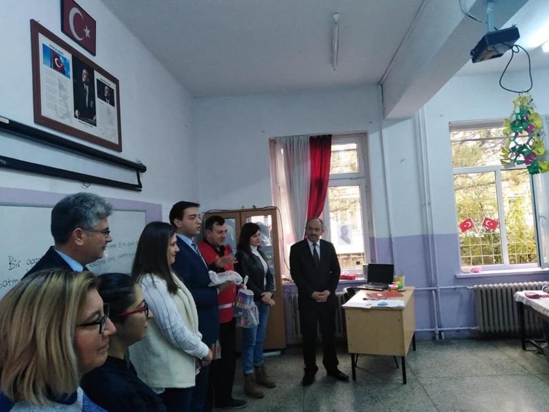 &Ccedil;ocuklara kucak dolusu hediyeler