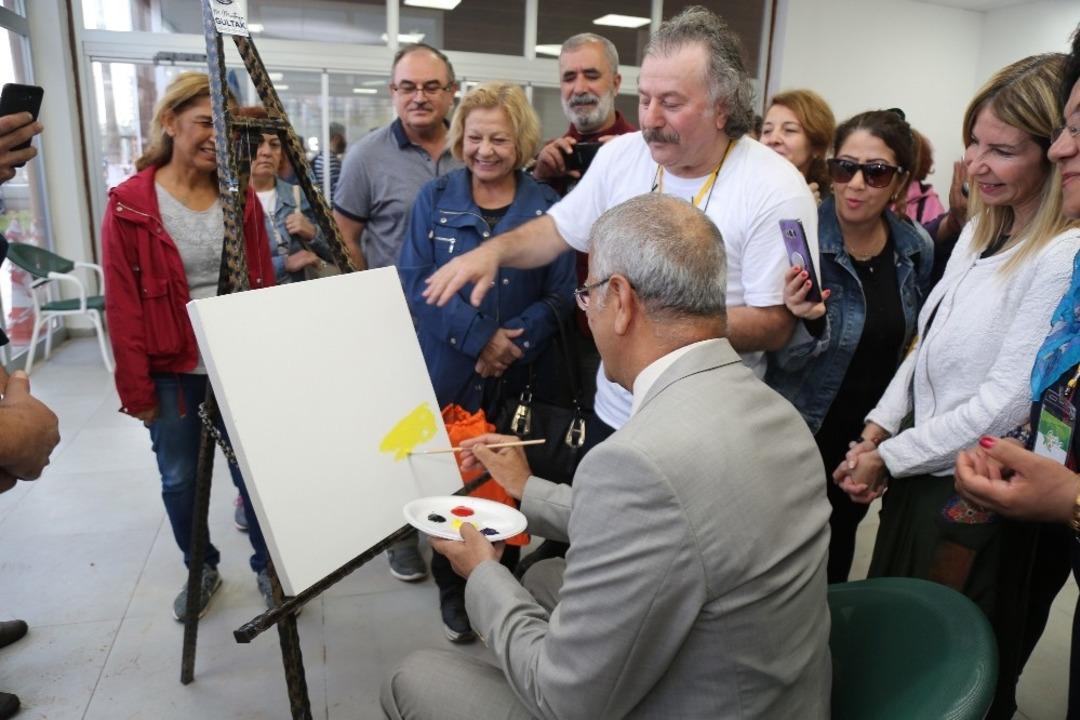 Başkan Tarhan, aktivist sanat&ccedil;ılarla birlikte resim yaptı