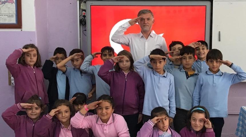 Kurtuluş İlkokulu &ouml;ğrencilerinden askere selam