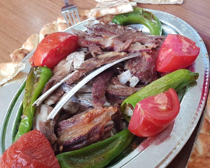 Kuyuda hazırlanan büryan kebabı tavaya taşındı G1