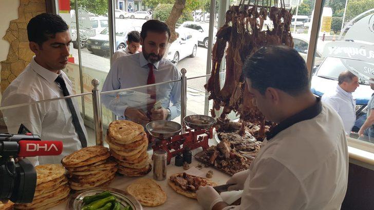 Kuyuda hazırlanan büryan kebabı tavaya taşındı G3