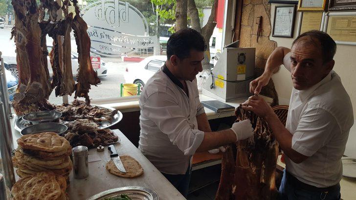 Kuyuda hazırlanan büryan kebabı tavaya taşındı G4