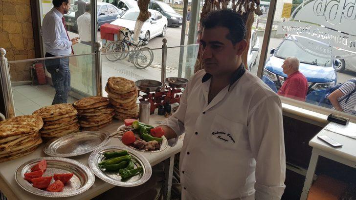 Kuyuda hazırlanan büryan kebabı tavaya taşındı G5