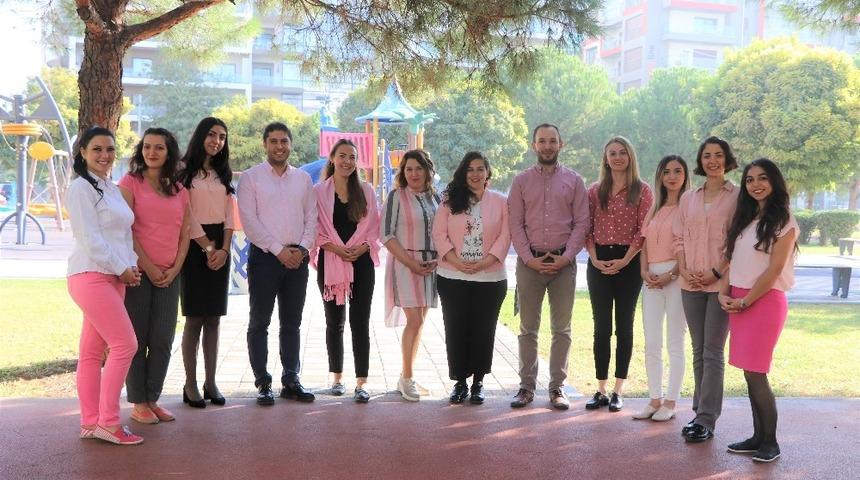 Meme kanseri duyarlılığı i&ccedil;in pankart asıp pembe giyindiler