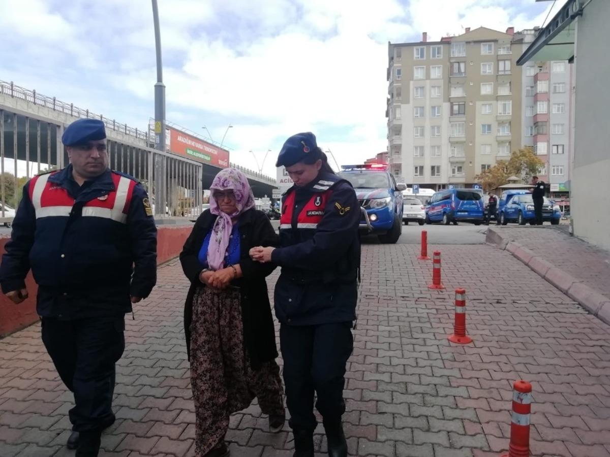 Yaşlı &ccedil;ift, 22 kilo esrarla yakalandı